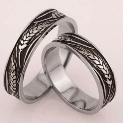 Деталізація глибокого гравіювання колосків на титановому кільці