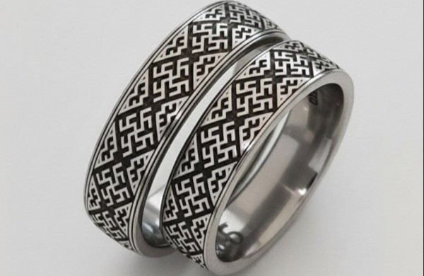 Жіноча титанова каблучка прямокутного профілю з гравіюванням Квіт Папороті»