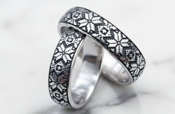 Витончена жіноча каблучка з полірованого титану